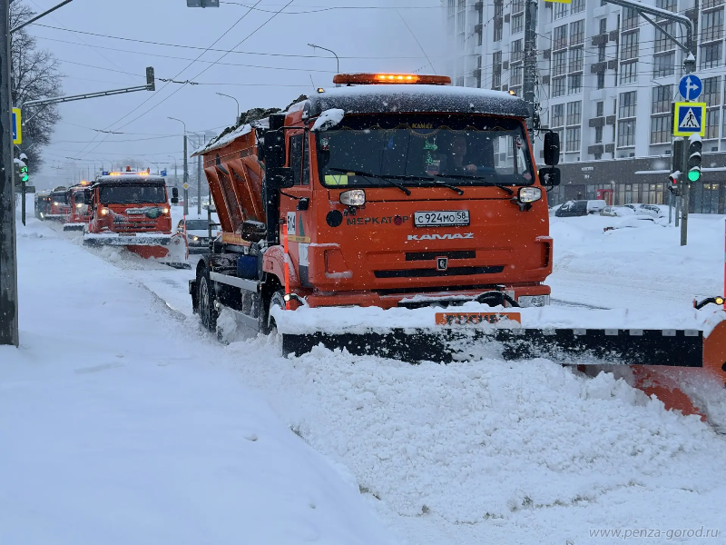 100 единиц техники и 114 рабочих расчищают Пензу после снежного коллапса