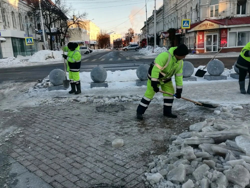В Пензе бросили основные силы на борьбу с гололедом после температурных качелей