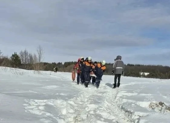 В Засечном спасли 78-летнего рыбака, провалившегося под лед Суры
