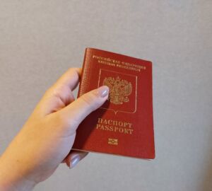 Перед поездкой за границу туристам советуют проверить долги и состояние паспорта