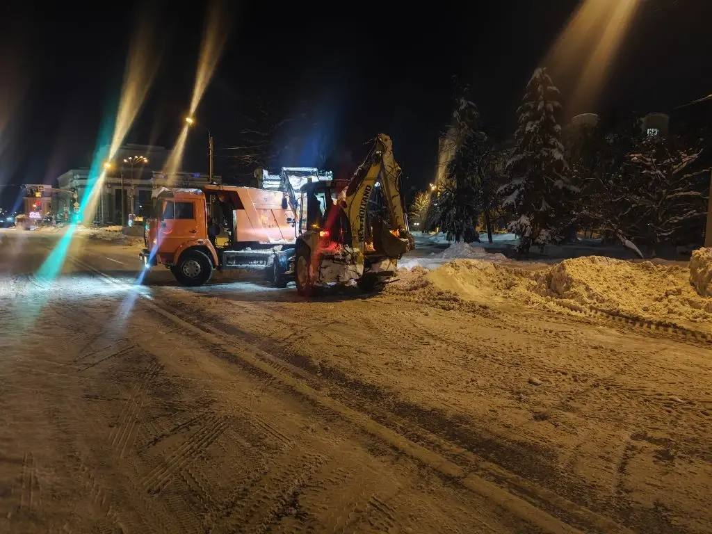В Пензе 250 машин круглосуточно устраняют последствия мощного снегопада