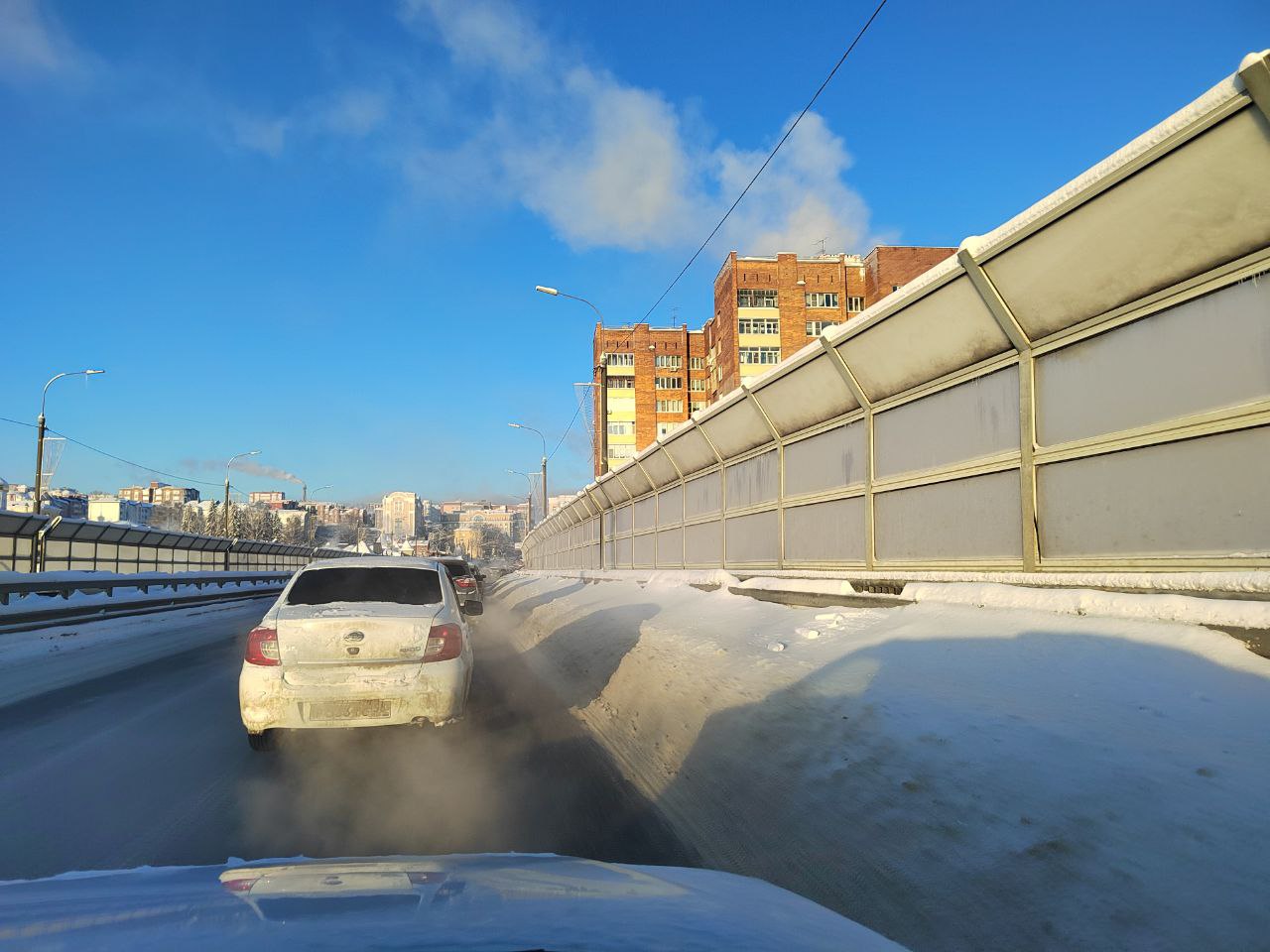 В Пензе снежные завалы перекрыли полосу на путепроводе имени Капашина