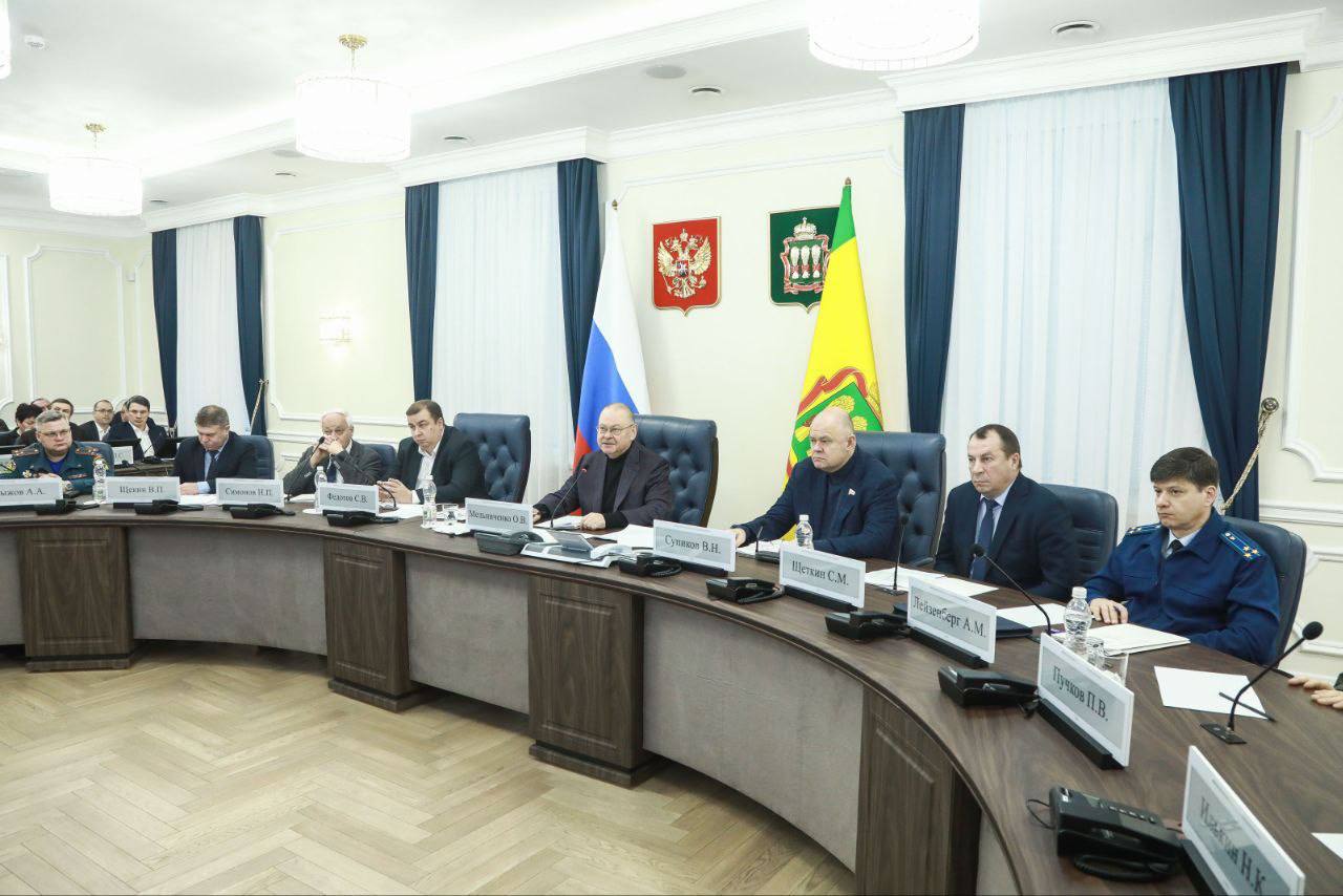 Олег Мельниченко распорядился эвакуировать транспорт, мешающий коммунальщикам