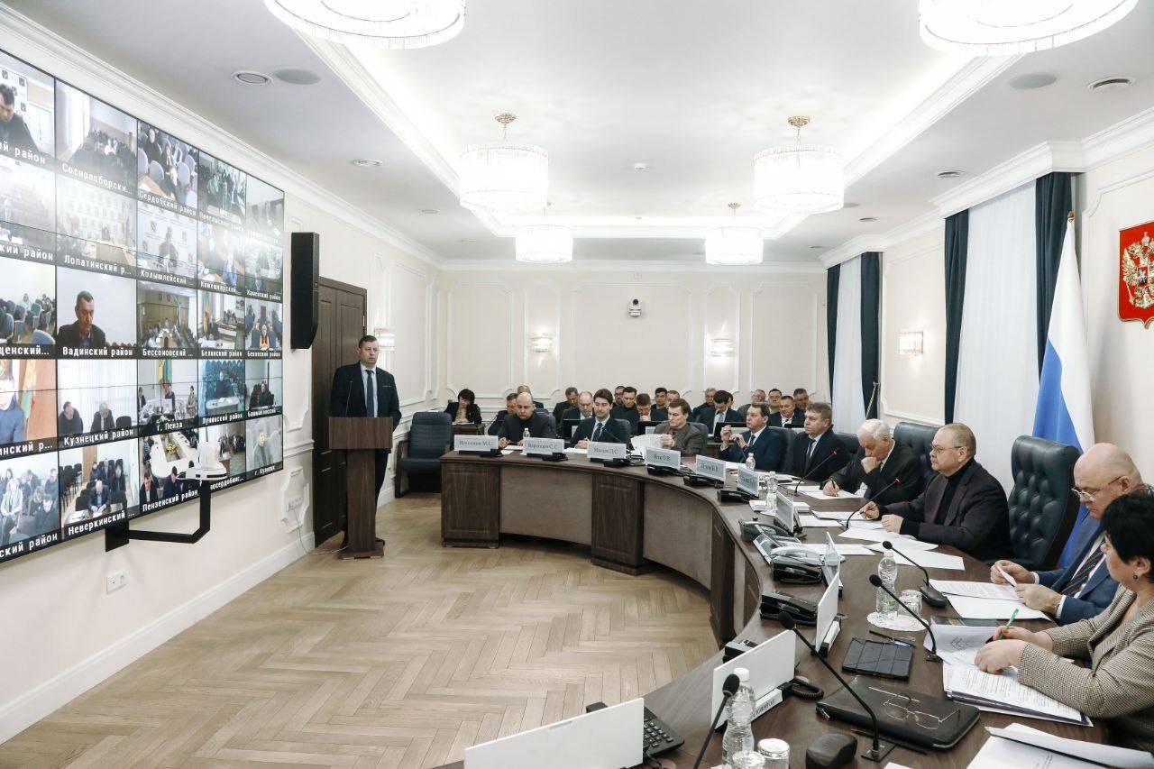 Олег Мельниченко поручил отремонтировать дороги к крупным предприятиям в районах