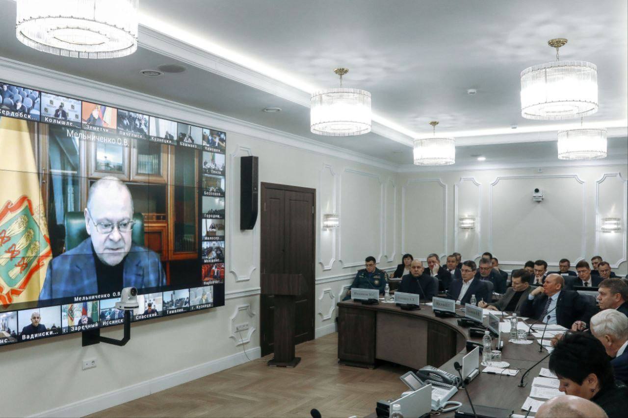 Олег Мельниченко потребовал ужесточить контроль за питанием в школах и детсадах