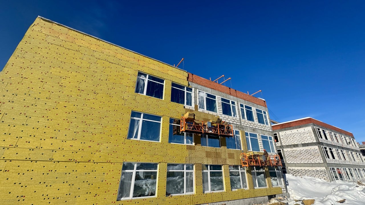 В строящейся школе в Лугометрии запустили отопление и приступили к отделке