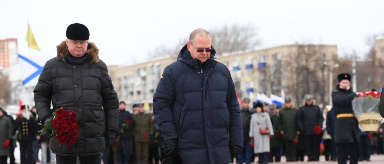 Олег Мельниченко почтил память героев у монумента воинской и трудовой Славы