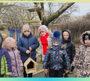 Пензенские школьники помогли детям из Токмака обустроить кормушки для птиц