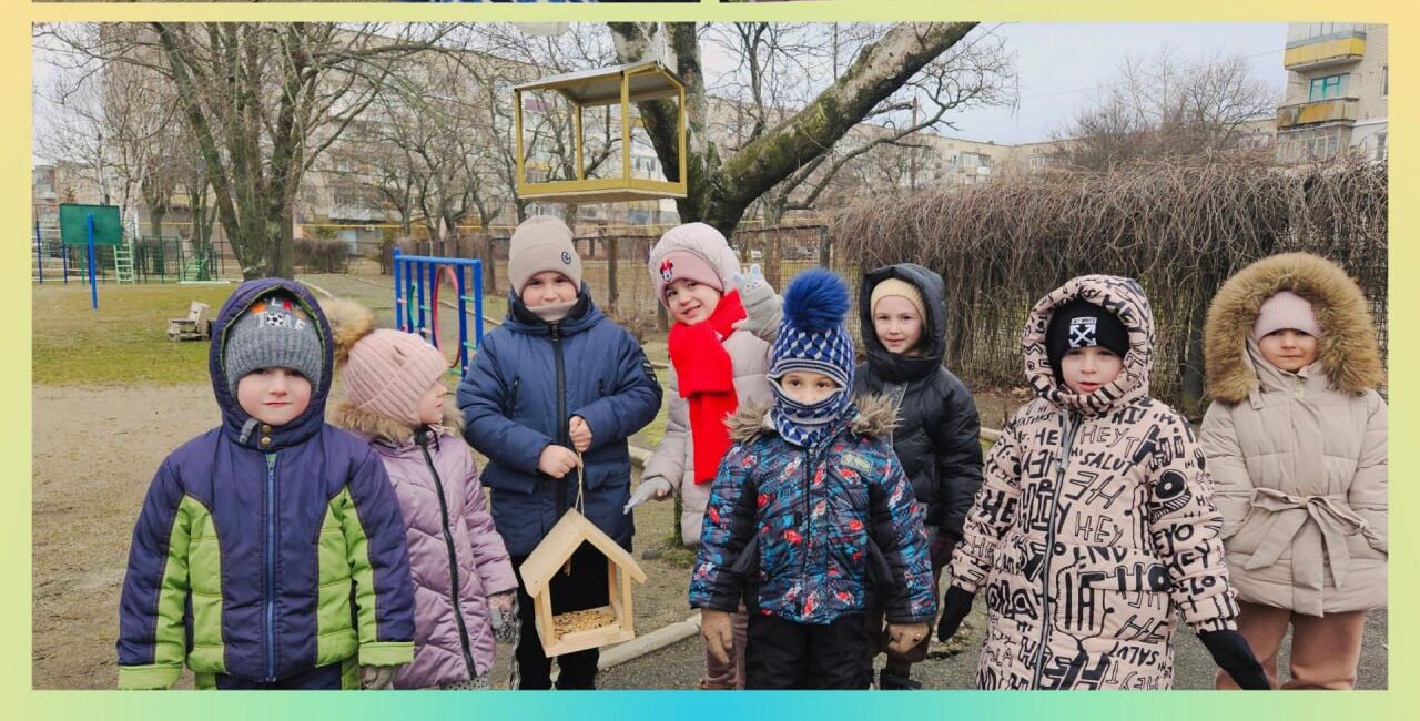 Пензенские школьники помогли детям из Токмака обустроить кормушки для птиц