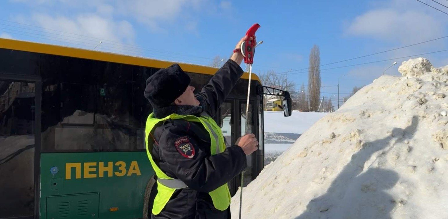 В Пензе дорожные службы ответят за метровые сугробы у переходов