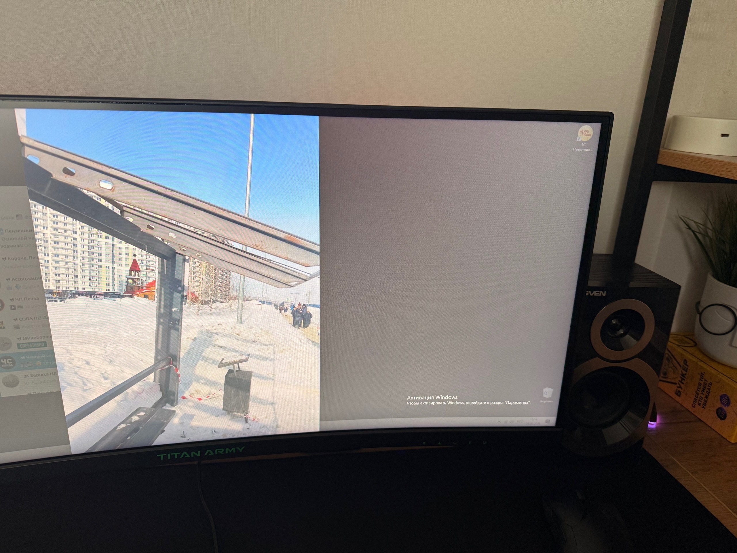 В Пензе стеклянный остановочный павильон не выдержал тяжести снега