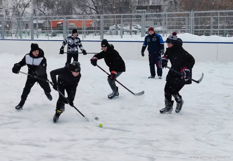 Турниры по хоккею с мячом в двух районах Пензы перенесли из-за непогоды