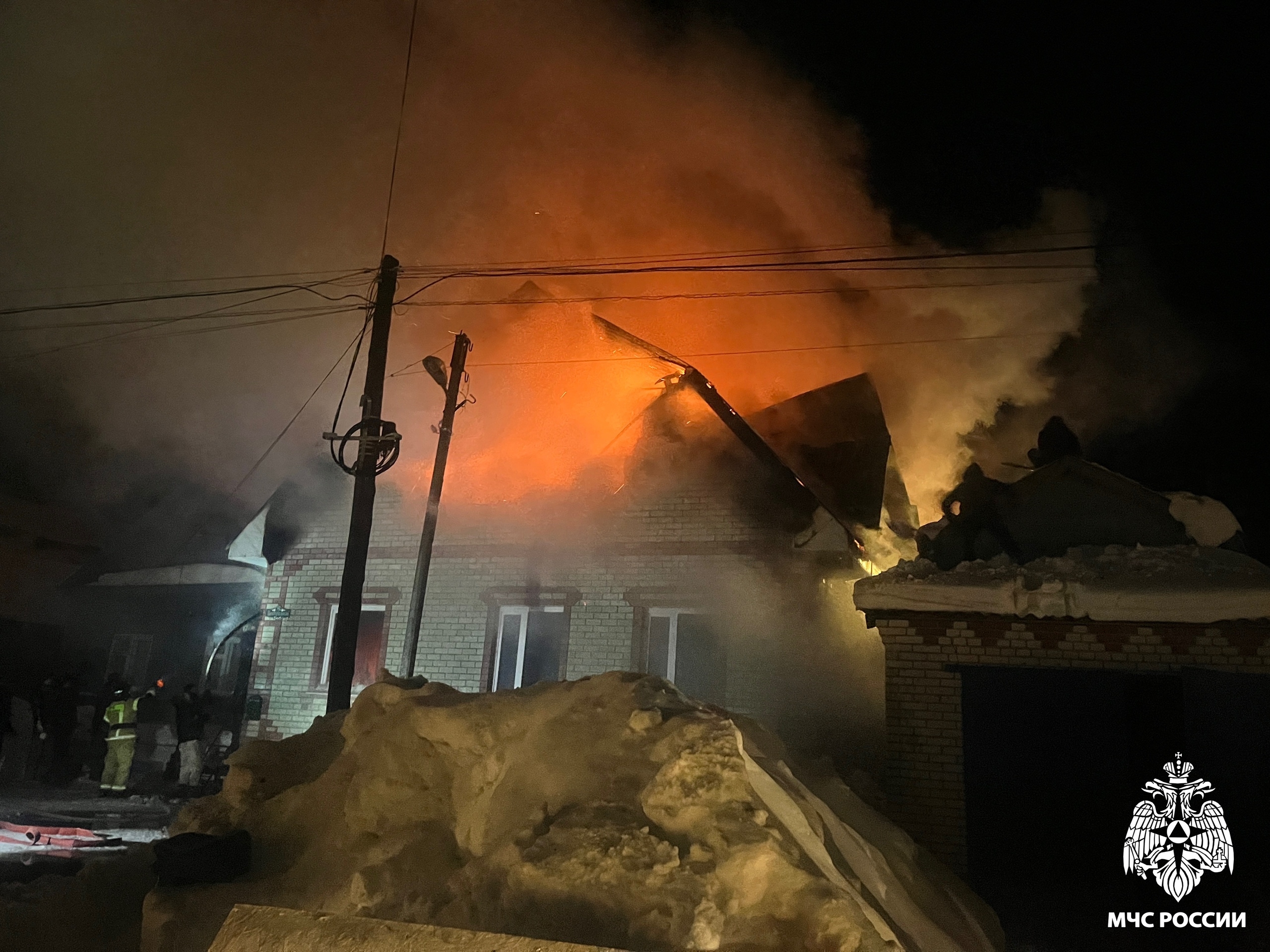 В Кузнецком районе вечером сгорел жилой дом, пострадал мужчина