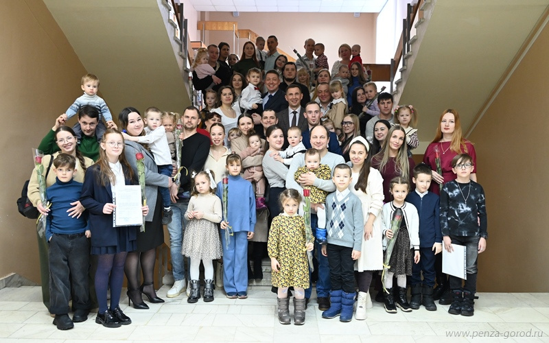 В Пензе вручили жилищные сертификаты многодетным и семьям участников СВО