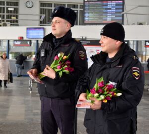В Пензе пассажирок на вокзале поздравили полицейские и подарили цветы