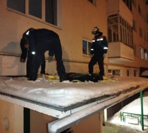 В Пензе спасатели сняли тело погибшей девушки с козырька многоэтажного дома