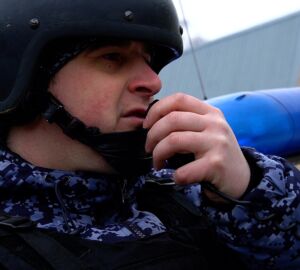 В Пензе молодой человек устроил в баре драку и проломил входную дверь