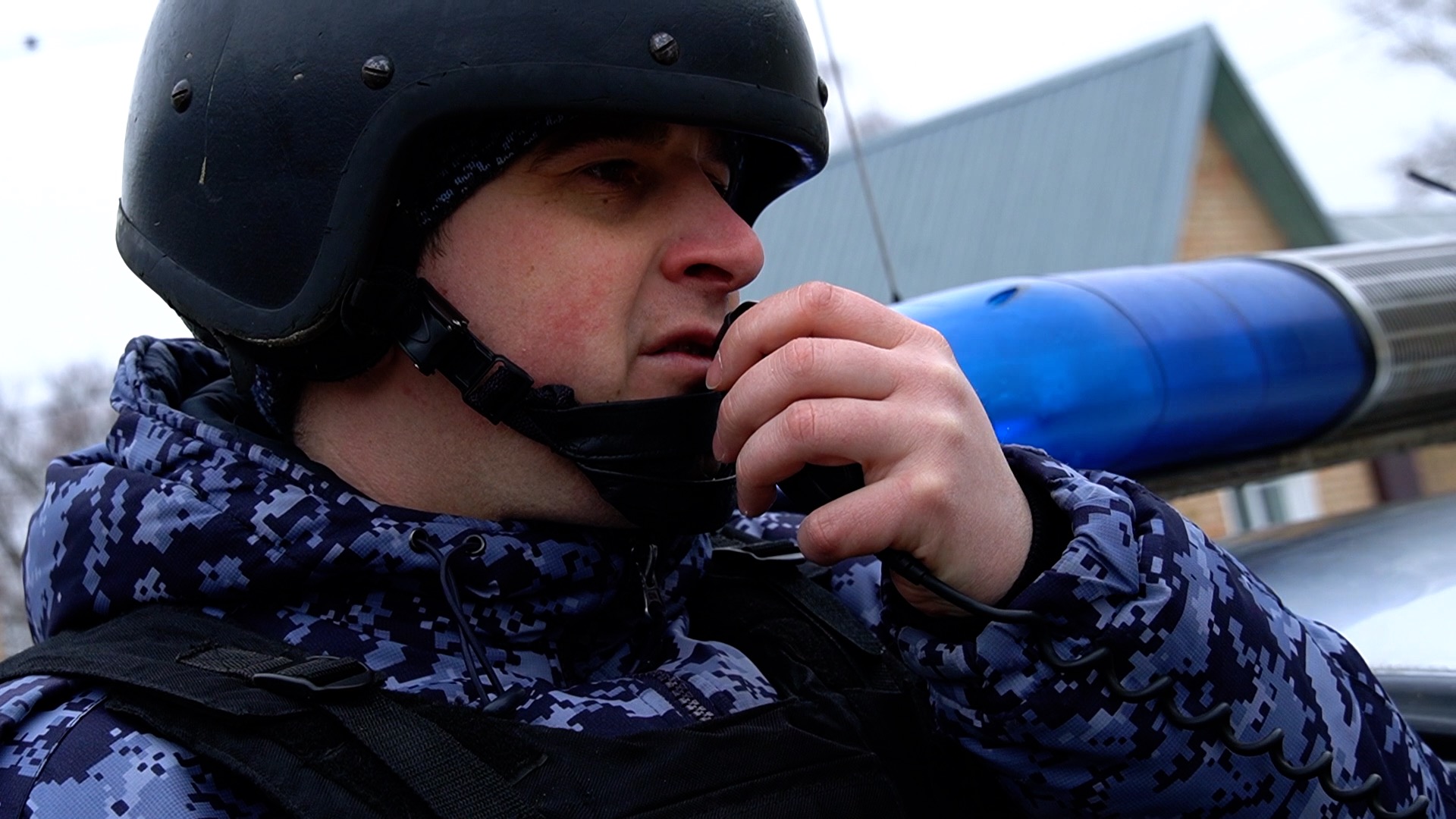 В Пензе молодой человек устроил в баре драку и проломил входную дверь