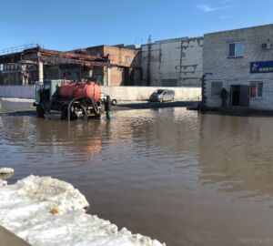 В Пензе на улице Антонова складированный снег затопил переход у детского сада
