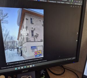 В Пензе на улице Шевченко на голову прохожих может упасть снежная глыба