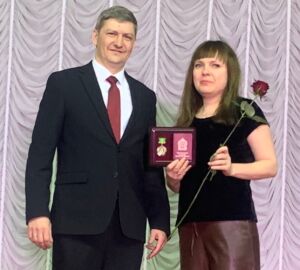 В Кузнецке медсестру наградили медалью «Материнская доблесть»