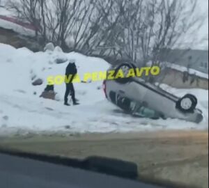 В Пензе на «пьяной дороге» утром перевернулась легковушка