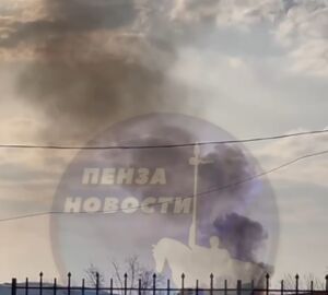 В Пензе на парковке у автосалона вспыхнул автомобиль