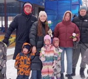 В парках Пензы женщинам раздали вязанные цветы к 8 Марта