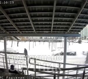 В пензенском Спутнике лавины снега с крыш портят машины и угрожают жизни людей