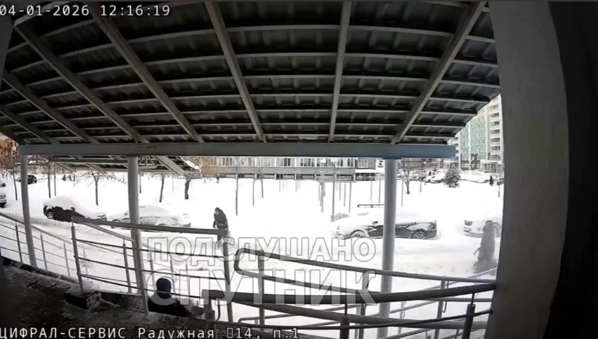 В пензенском Спутнике лавины снега с крыш портят машины и угрожают жизни людей