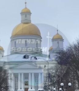 Пензенцы рассказали о падении рабочего с крыши Спасского кафедрального собора