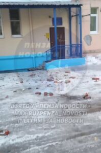 Жители Пензы сообщают об опасной ситуации с падающими кирпичами на Володарского