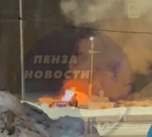 В Пензе 12 пожарных тушили горящий автомобиль на улице Генерала Глазунова