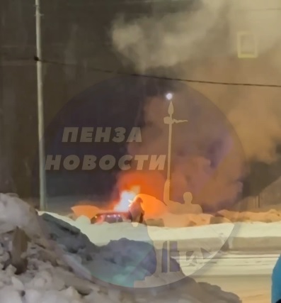 В Пензе 12 пожарных тушили горящий автомобиль на улице Генерала Глазунова