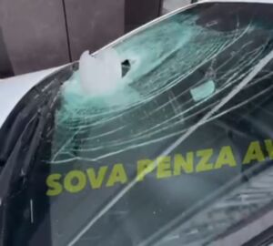 В Пензе глыба льда пробила лобовое стекло припаркованной машины