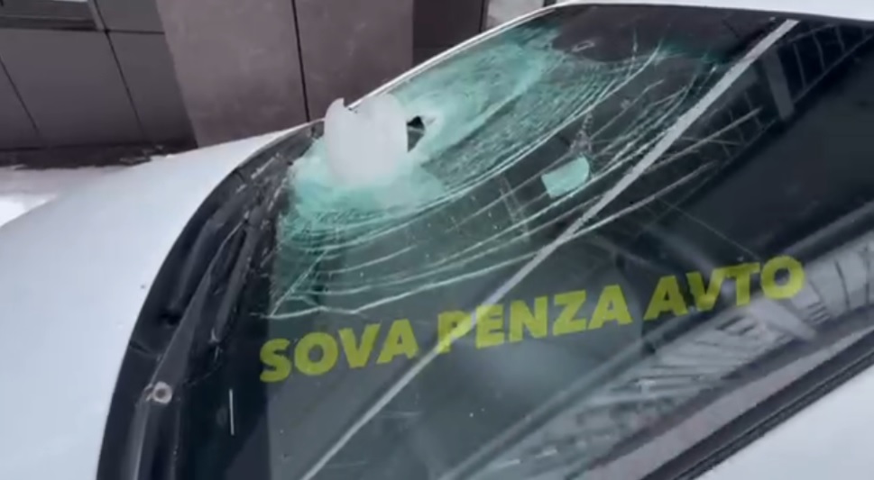 В Пензе глыба льда пробила лобовое стекло припаркованной машины