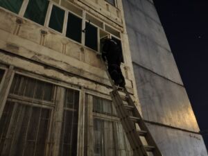 В Пензе спасатели помогли матери попасть в квартиру к запертому ребенку