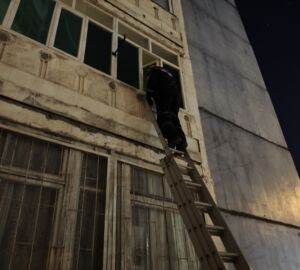 В Пензе спасатели помогли матери попасть в квартиру к запертому ребенку