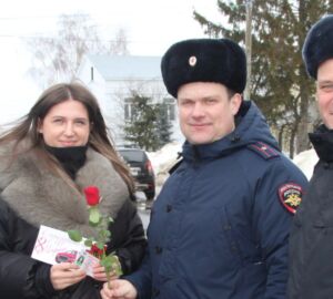 Башмаковские автоинспекторы сменили жезлы на цветы ради автоледи