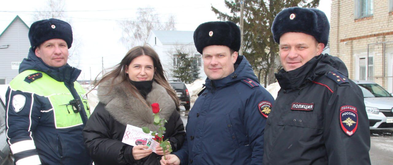 Башмаковские автоинспекторы сменили жезлы на цветы ради автоледи