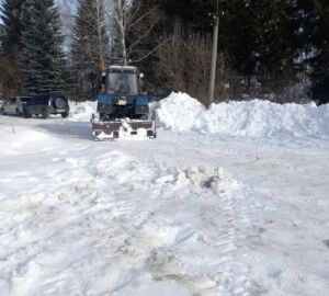 После застревания автобуса с детьми в Сосновоборске начали уборку дорог