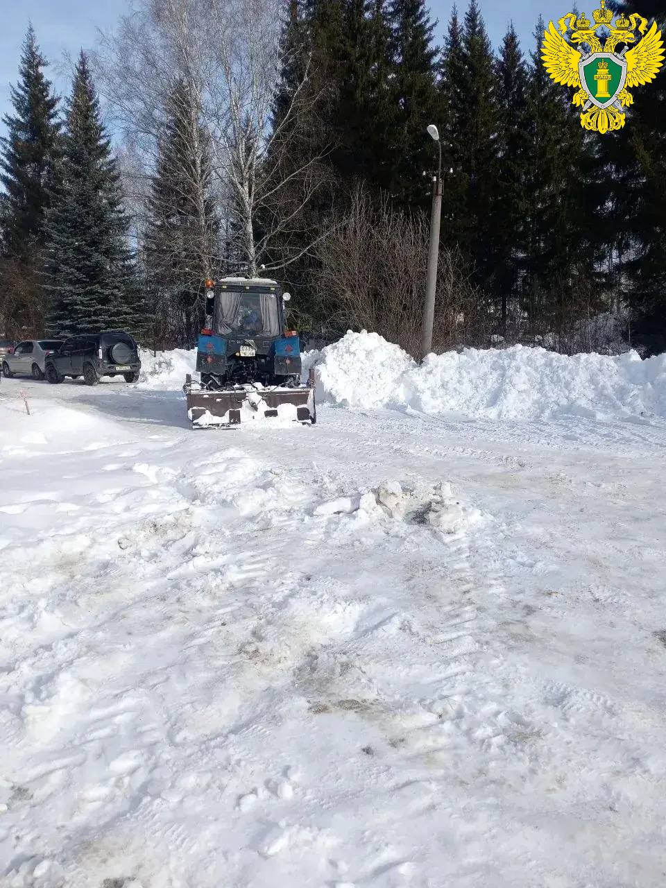 После застревания автобуса с детьми в Сосновоборске начали уборку дорог