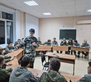 Студенты Пензы освоили пилотирование дронов и парашютное дело в Авангарде