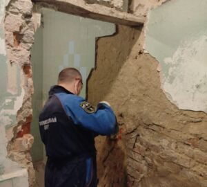 Пензенские строители обновляют женские раздевалки в спортшколе Токмака