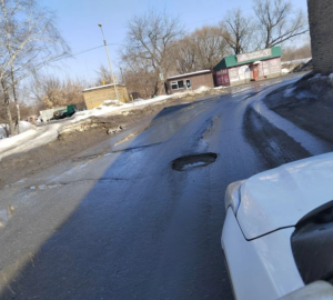 В Пензе на Бийской вместе со снегом сошел асфальт