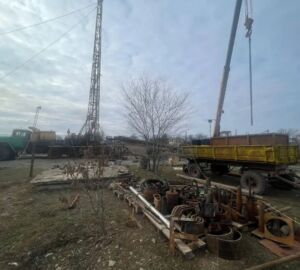 Пензенские специалисты укрепляют артезианскую скважину в Токмаке