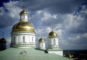 Митрополит Серафим совершил литургию в Спасском соборе в Родительскую субботу