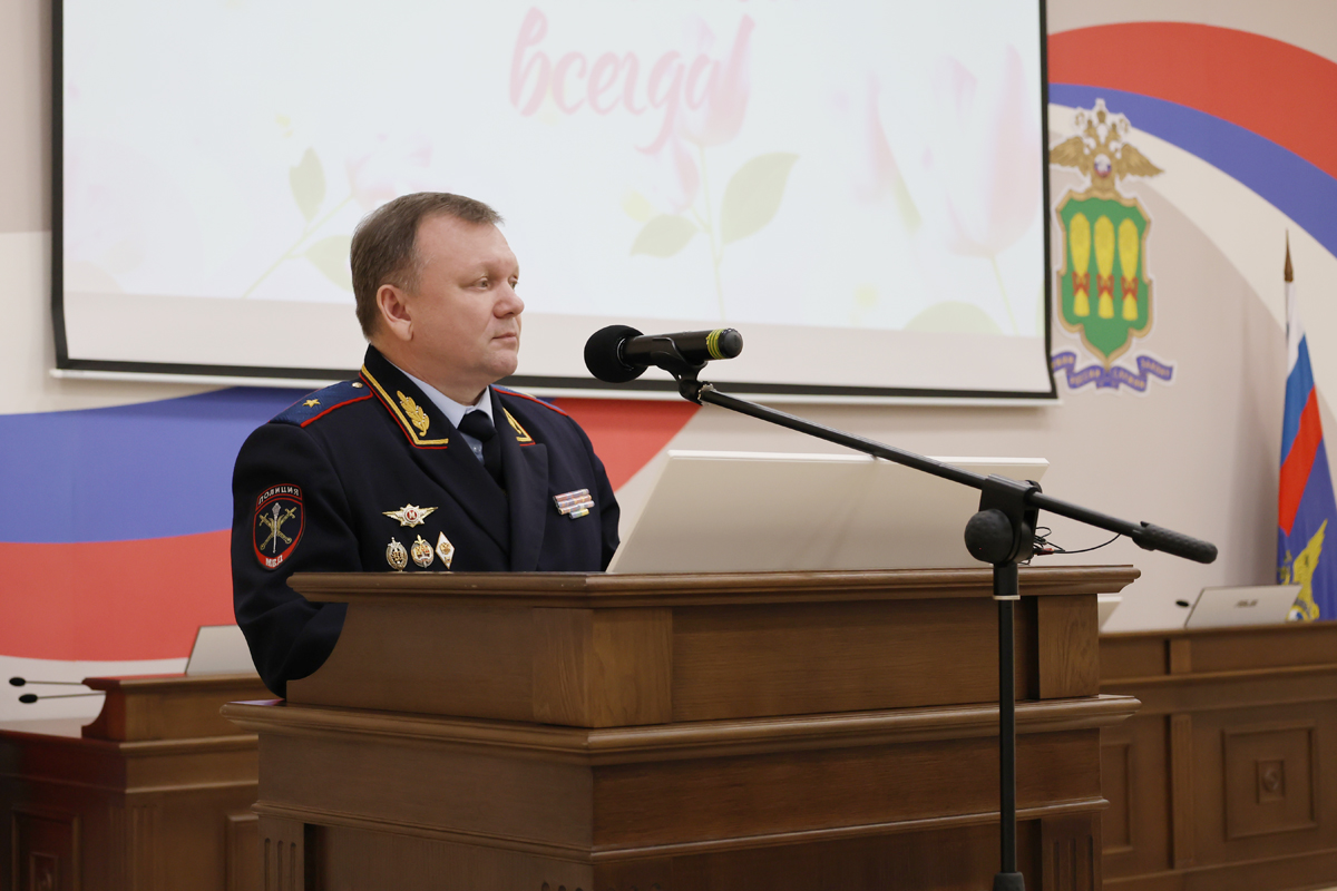 В Пензе Павел Гаврилин поздравил сотрудниц полиции с наступающим 8 Марта