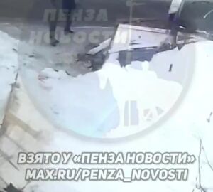 В Пензе на проспекте Строителей старое здание рухнуло на легковушку