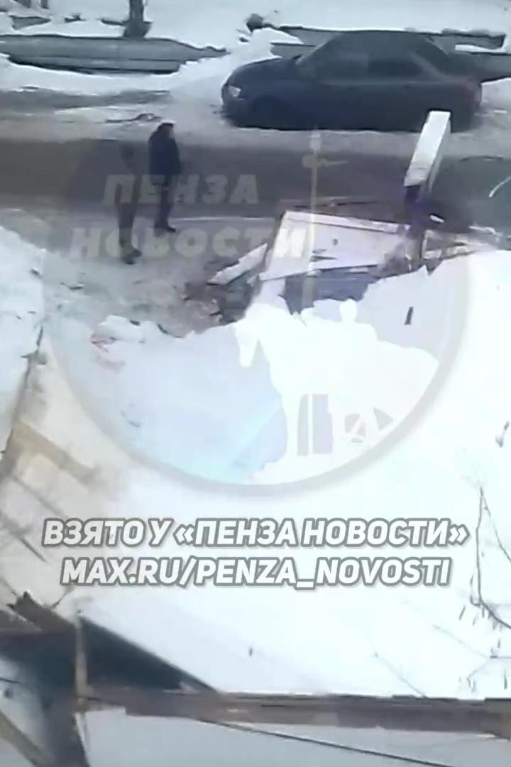 В Пензе на проспекте Строителей старое здание рухнуло на легковушку